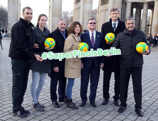 GER, aVolleyball Capital of Europe at the Brandenburg Gate 19 12 2019, Brandenburg Gate, Berlin, GER, aVolleyball Capital of Europe at the Brandenburg Gate, in the picture Aleksandar Boricic, President CEV ¥ Gabriele Freytag, Head of Department Sports ¥ Rene Hecht, President DVV ¥ Michael Evers, President VBL ¥ Kaweh Niroomand, Managing Director BR Volleys ¥ Benjamin Patch, Player BR Volleys ¥ Christiane Fuerst, three times Champions League winner nordphotox xEngler nph00076