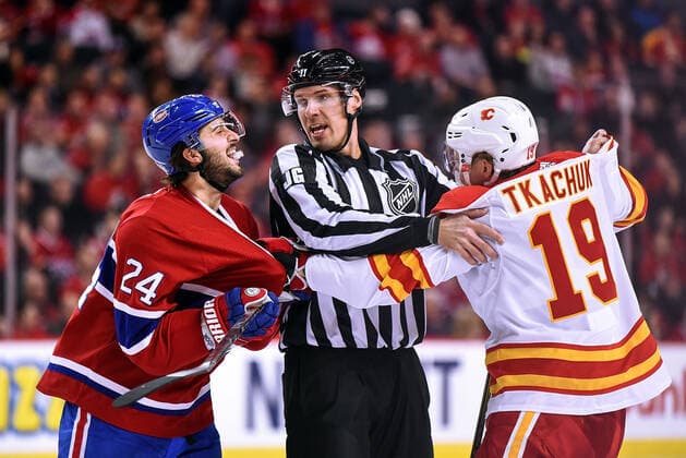 Bilder des Jahres 2019, Sport 12 Dezember Sport Themen der Woche KW51 Sport Bilder des Tages CALGARY, AB - DECEMBER 19: Montreal Canadiens Center Phillip Danault (24) and Calgary Flames Left Wing Matthew Tkachuk (19) are separated by a linesman during the third period of an NHL, Eishockey Herren, USA game where the Calgary Flames hosted the Montreal Canadiens on December 19, 2019, at the Scotiabank Saddledome in Calgary, AB. (Photo by Brett Holmes Icon Sportswire) NHL: DEC 19 Canadiens at Flames Icon191219037