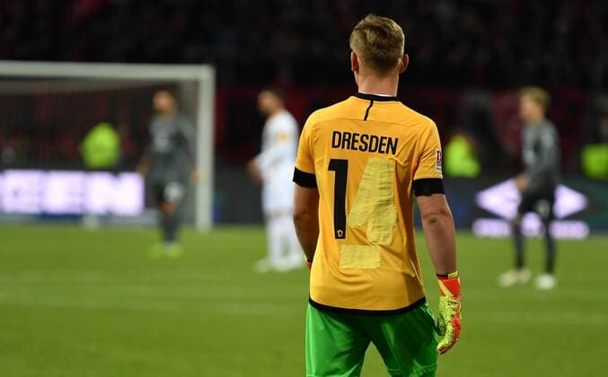 Bilder des Jahres 2019, Sport 12 Dezember Sport Themen der Woche KW51 Sport Bilder des Tages 20.12.2019 - Fussball - Saison 2019 2020 - 2. Fussball - Bundesliga - 18. Spieltag: 1. FC Nürnberg Nuernberg FCN ( Club ) - SG Dynamo Dresden SGD - - DFL regulations prohibit any use of photographs as image sequences and or quasi-video - Kevin Broll (1, SG Dynamo Dresden SGD ) mit abgeklebtem Trikot *** 20 12 2019 Football Season 2019 2020 2 Football Bundesliga 18 Matchday 1 FC Nürnberg Nuernberg FCN Club SG Dynamo Dresden SGD DFL regulations prohibit any use of photographs as image sequences and or quasi video Kevin Broll 1, SG Dynamo Dresden SGD with taped shirt