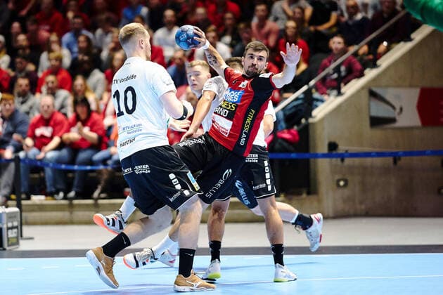 Marko Karaula Nr 4 MTV Braunschweig throws on the opposing goal record game MTV Braunschweig MTV Vorsfelde record game MTV Braunschweig MTV Vorsfelde, handball, Oberliga, season 2019 2020, 20 12 2019 Braunschweig Copyright: xDanielxReinelt xEibner-Pressefotox EP_drt