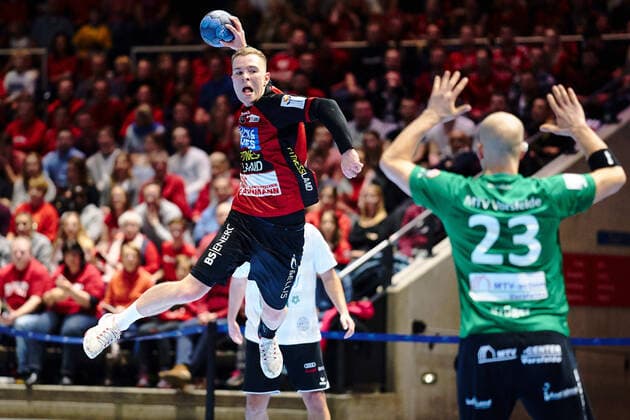Bela Pieles Nr 25 MTV Braunschweig throws against Thomas Krueger Nr 23 MTV Vorsfelde Record game MTV Braunschweig MTV Vorsfelde Record game MTV Braunschweig MTV Vorsfelde, Handball, Oberliga, Season 2019 2020, 20 12 2019 Braunschweig Copyright: xDanielxReinelt xEibner-Pressefotox EP_drt