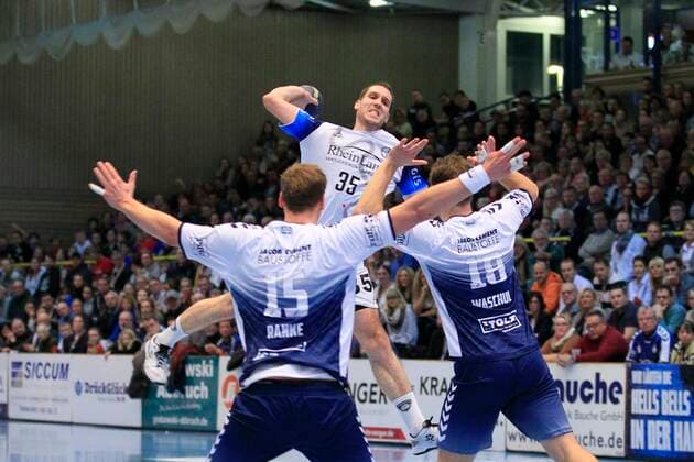 2 Bundesliga Handball VfL Luebeck Schwartau TSV Bayer Dormagen 20 12 2019, Hansehalle Luebeck, GER, 2 Bundesliga Handball VfL Luebeck Schwartau TSV Bayer Dormagen in the picture picture picture shows Ante Grbavac TSV Bayer Dormagen in the jump shot over Fynn Ranke VfL Luebeck Schwartau and Martin Waschul VfL Luebeck Schwartau nordphotox xTauchnitz nph00059