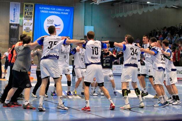 2 Bundesliga Handball VfL Luebeck Schwartau TSV Bayer Dormagen 20 12 2019, Hansehalle Luebeck, GER, 2 Bundesliga Handball VfL Luebeck Schwartau TSV Bayer Dormagen in the picture picture picture shows final jubilation Jubilee circle of TSV Bayer Dormagen after the 28 32 home victory nordphotox xTauchnitz nph00059