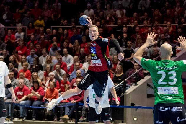 Bela Pieles Nr 25 MTV Braunschweig in front of Thomas Krueger MTV Vorsfelde 23 MTV Braunschweig MTV Vorsfelde MTV Braunschweig MTV Vorsfelde, Handball, Oberliga, Season 2019 2020, 20 12 2019 Braunschweig Copyright: xDanielxReinelt xEibner-Pressefotox EP_drt