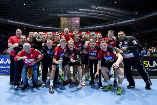 victory pose team goal home victory sold out vw hall MTV Braunschweig MTV Vorsfelde MTV Braunschweig MTV Vorsfelde, Handball, Oberliga, Season 2019 2020, 20 12 2019 Braunschweig Copyright: xDanielxReinelt xEibner-Pressefotox EP_drt