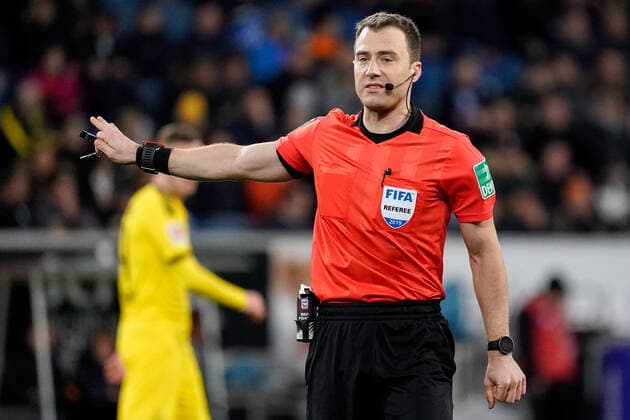 Felix Zwayer referee , gives instructions, gesticulate, gesticulate with the arms, gives instructions, gesticulate, single picture, action, action, 20 12 2019, Sinsheim Germany , Football, Bundesliga, TSG 1899 Hoffenheim Borussia Dortmund, DFB DFL REGULATIONS PROHIBIT ANY USE OF PHOTOGRAPHS AS IMAGE SEQUENCES AND OR QUASI VIDEO xozx