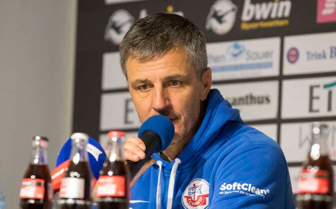 Football 3 League, Season 2019 2020, 20 matchday, FC Viktoria Köln Hansa Rostock on 20 12 2019 in Cologne North Rhine-Westphalia Rostocks coach Jens Härtel analyses the game DFB regulations prohibit any use of photographs as image sequences and or quasi video Copyright: xKirchner MarcoxSteinbrennerx