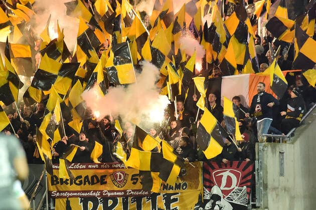 Bilder des Jahres 2019, Sport 12 Dezember Sport Themen der Woche KW51 Sport Bilder des Tages Fußball - 2. Bundesliga - 18. Spieltag 1. FC Nürnberg - Dynamo Dresden am 15.12.2019 im Max-Morlock-Stadion in Nürnberg Fans aus Dresden zünden bengalisches Feuer. *** Football 2 Bundesliga 18 Matchday 1 FC Nürnberg Dynamo Dresden on 15 12 2019 in the Max Morlock Stadium in Nuremberg Fans from Dresden light Bengalese fire MT