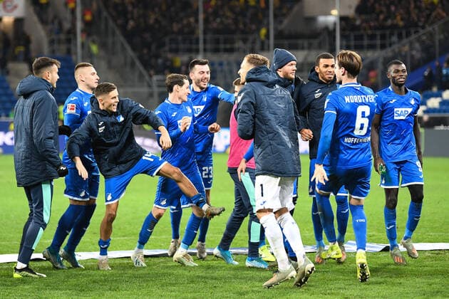 Bilder des Jahres 2019, Sport 12 Dezember Sport Themen der Woche KW51 Sport Bilder des Tages 20.12.2019, xmeix, 1.Fussball Bundesliga, TSG 1899 Hoffenheim - Borussia dortmund, emspor, v.l. Die Hoffenheimer Mannschaft feiert ihren Sieg vor den Hoffenheimern Fans (DFL DFB REGULATIONS PROHIBIT ANY USE OF PHOTOGRAPHS as IMAGE SEQUENCES and or QUASI-VIDEO) Sinsheim *** 20 12 2019, xmeix, 1 Bundesliga, TSG 1899 Hoffenheim Borussia dortmund, emspor, v l The Hoffenheim team celebrates its victory in front of the Hoffenheim fans DFL DFB REGULATIONS PROHIBIT ANY USE OF PHOTOGRAPHS as IMAGE SEQUENCES and or QUASI VIDEO Sinsheim prio:1
