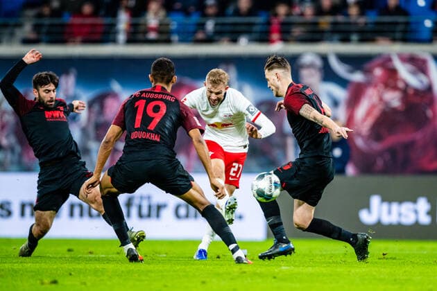 Bilder des Jahres 2019, Sport 12 Dezember Sport Themen der Woche KW51 Sport Bilder des Tages Konrad Laimer ( 27 RB Leipzig) zum 1:1 Tor, Felix Uduokhai ( 19 FC Augsburg), Jeffrey Gouweleeuw ( 6 FC Augsburg) waehrend der Saison 2019-2020 in der 1. Fussball Bundesliga (Herren) zwischen RB Leipzig und FC Augsburg in der Red Bull Arena am 21. December 2019 in Leipzig, Sachsen, Deutschland (DFL REGULATIONS PROHIBIT ANY USE OF PHOTOGRAPHS AS IMAGE SEQUENCES AND OR QUASI-VIDEO) *** Konrad Laimer 27 RB Leipzig to 1 1 goal, Felix Uduokhai 19 FC Augsburg , Jeffrey Gouweleeuw 6 FC Augsburg during the 2019 2020 season in the 1 Football Bundesliga Men between RB Leipzig and FC Augsburg in the Red Bull Arena on 21 December 2019 in Leipzig, Saxony, Germany DFL REGULATIONS PROHIBIT ANY USE OF PHOTOGRAPHS AS IMAGE SEQUENCES AND OR QUASI VIDEO
