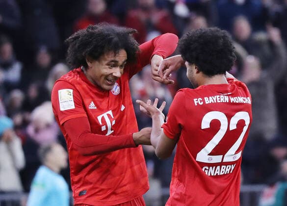 Bilder des Jahres 2019, Sport 12 Dezember Sport Themen der Woche KW51 FC Bayern München - VFL Wolfsburg 2:0 Die beiden Torschützen jubeln zusammen, Joshua Zirkzee und Serge Gnabry München Bayern Deutschland Allianz Arena *** FC Bayern Munich VFL Wolfsburg 2 0 The two goal scorers cheer together, Joshua Zirkzee and Serge Gnabry Munich Bayern Deutschland Allianz Arena