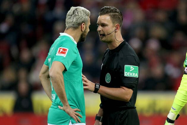 21 12 2019, Football, Season 2019 2020, Bundesliga, 17 Matchday 1 FC Köln SV Werder Bremen v l Claudio Pizarro SV Werder Bremen discusses with Daniel Schlager Referee on offside goal DFL REGULATIONS PROHIBIT ANY USE OF PHOTOGRAPHS AS IMAGE SEQUENCES AND OR QUASI VIDEO Köln RheinEnergieSTADION NRW Germany xRHR FOTO DEx