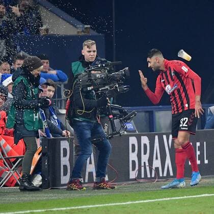 Gelsenkirchen, Veltins Arena, 21.12.19, 1.Bundesliga - 17.Spieltag: FC Schalke 04 - SC Freiburg Vincenzo Grifo (Freiburg) jubelt nach seinem Tor zum 1:2. Ein Bierbecher fliegt auf ihn 1.Bundesliga - 17.Spieltag: FC Schalke 04 - SC Freiburg Gelsenkirchen *** Gelsenkirchen, Veltins Arena, 21 12 19, 1 Bundesliga 17 Matchday FC Schalke 04 SC Freiburg Vincenzo Grifo Freiburg cheers after his goal for 1 2 A beer mug flies on him 1 Bundesliga 17 Matchday FC Schalke 04 SC Freiburg Gelsenkirchen Copyright: xEibner-Pressefotox EP_eer