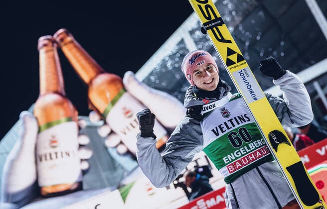 Bilder des Jahres 2019, Sport 12 Dezember Sport Themen der Woche KW51 Sport Bilder des Tages 21.12.2019, Gross Titlis Schanze, Engelberg, SUI, FIS Weltcup Skisprung, Engelberg, Siegerehrung, im Bild 3. Platz arl Geiger (GER) 3rd placed Karl Geiger of Germany during the winner Ceremony for the men s FIS Skijumping World Cup at the Gross Titlis Schanze in Engelberg, Switzerland on 2019 12 21. Engelberg *** 21 12 2019, Gross Titlis ski jump, Engelberg, SUI, FIS World Cup ski jumping, Engelberg, award ceremony, in picture 3 place arl Geiger GER 3rd placed Karl Geiger of Germany during the winner Ceremony for the men s FIS Skijumping World Cup at the Gross Titlis ski jump in Engelberg, Switzerland on 2019 12 21 Engelberg  EP_fei  