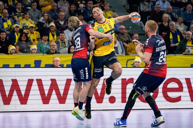 From left to right Magnus Jöndal Flensburg, 18 , Niclas Kirkelokke Kirkelökke, RNL, 6 , Jim Gottfridsson Flensburg, 24 , Duel, duel, tackle, tackling, dynamics, action, action, 21 12 2019, Mannheim Germany , Handball, Bundesliga, Rhein Neckar Löwen SG Flensburg Handewitt xozx
