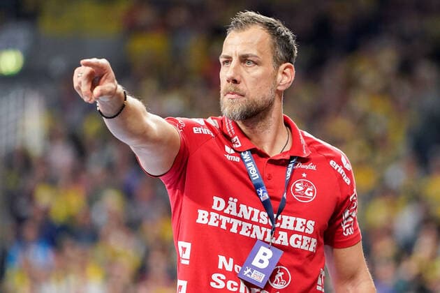 Maik Machulla Trainer, Head Coach, Flensburg, gives instructions, gesticulate, gesticulate with the arms, gives instructions, gesticulate, single picture, action, action, 21 12 2019, Mannheim Germany, Handball, Bundesliga, Rhein Neckar Löwen SG Flensburg Handewitt xozx