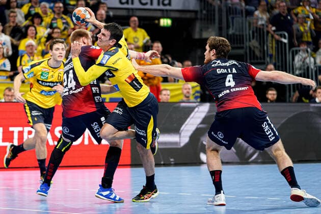 from left Jim Gottfridsson Flensburg, 24 , Andre Schmid Andy Schmid, RNL, 2 , Johannes Golla Flensburg, 4 , Duel, duel, tackle, tackling, dynamics, action, action, 21 12 2019, Mannheim Germany , Handball, Bundesliga, Rhein Neckar Löwen SG Flensburg Handewitt xozx
