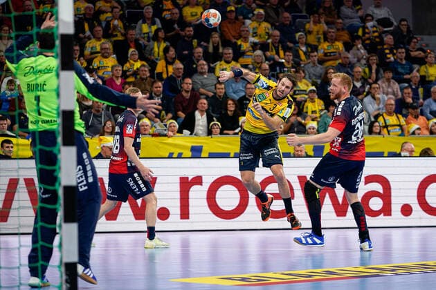 from left Benjamin Buric Goalkeeper, Flensburg, 1 , Magnus Jöndal Flensburg, 18 , Uwe Gensheimer RNL, 3 on the ball, Jim Gottfridsson Flensburg, 24 , at the jump shot, throw, goal throw, action, action, game scene, 21 12 2019, Mannheim Germany , Handball, Bundesliga, Rhein Neckar Löwen SG Flensburg Handewitt xozx