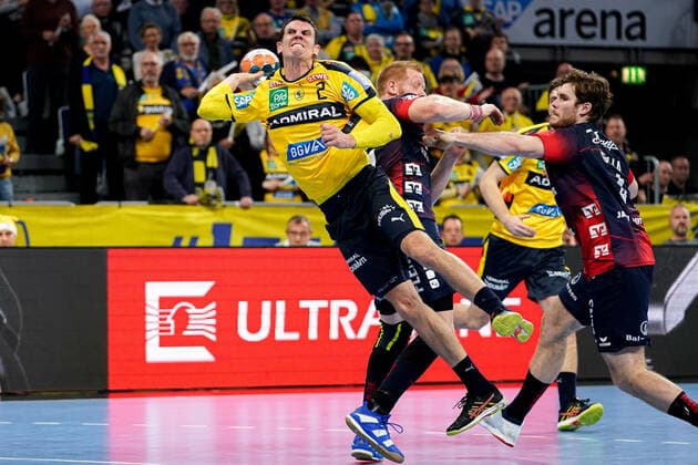 from left Jim Gottfridsson Flensburg, 24 , Andre Schmid Andy Schmid, RNL, 2 , Johannes Golla Flensburg, 4 , Duel, duel, tackle, tackling, dynamics, action, action, 21 12 2019, Mannheim Germany , Handball, Bundesliga, Rhein Neckar Löwen SG Flensburg Handewitt xozx