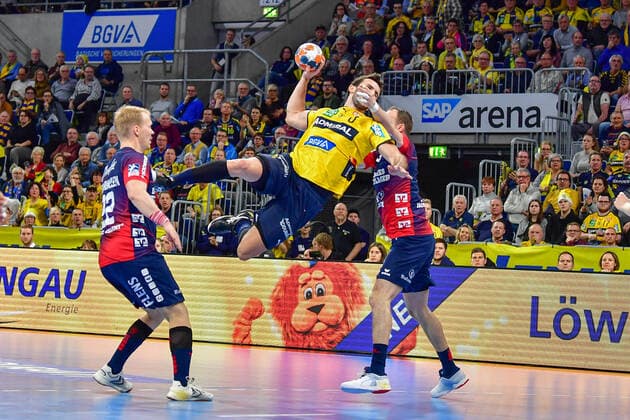 LIQUI MOLY Handball Bundesliga 2019 2020 21 12 2019 Rhein Neckar Löwen SG Flensburg Handewitt, SAP Arena Mannheim Holger Glandorf SG Flensburg Handewitt, 9 fouls Romain Lagarde RNL, 8 and receives a red card after the red card Penalty Foul , 21 12 2019, Mannheim Germany , Handball, Bundesliga, Rhein Neckar Löwen SG Flensburg Handewitt xshx