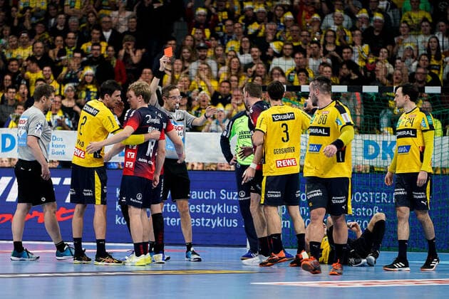 Marcus Helbig referee shows Holger Glandorf Flensburg, 9 the red card, sending-off, sending-off, highlight, red card, dismissal, sending off, action, action, game scene, 21 12 2019, Mannheim Germany , Handball, Bundesliga, Rhein Neckar Löwen SG Flensburg Handewitt xozx