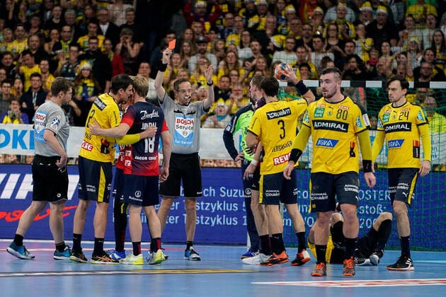 Marcus Helbig referee shows Holger Glandorf Flensburg, 9 the red card, sending-off, sending-off, highlight, red card, dismissal, sending off, action, action, game scene, 21 12 2019, Mannheim Germany , Handball, Bundesliga, Rhein Neckar Löwen SG Flensburg Handewitt xozx
