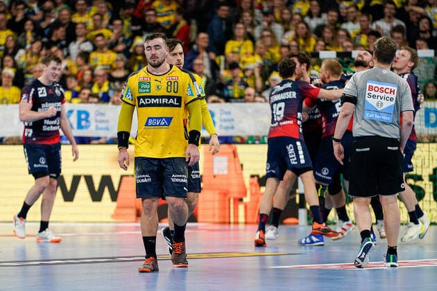 from left Jannik Kohlbacher RNL, 80 , Patrick Groetzki RNL, 24 , player of the Rhein Neckar Löwen, disappointed about the defeat, disappointment after the final whistle, highlight, loser, lost, frustration, disappointed, pessimistic, 21 12 2019, Mannheim Germany , Handball, Bundesliga, Rhein Neckar Löwen SG Flensburg Handewitt xozx