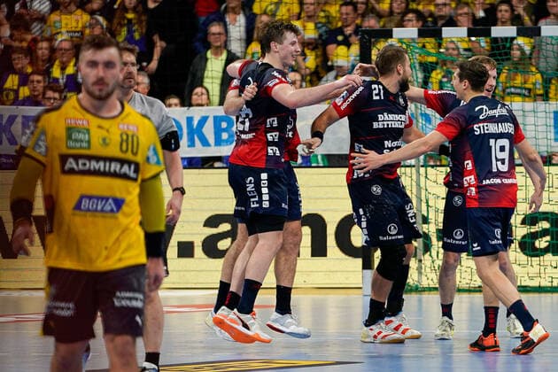 Players of the SG Flensburg Handewitt Cheering after the final whistle, victory, winner, winner, cheers, cheers, joy, optimistic, highlight, action, action, 21 12 2019, Mannheim Germany , Handball, Bundesliga, Rhein Neckar Löwen SG Flensburg Handewitt xozx