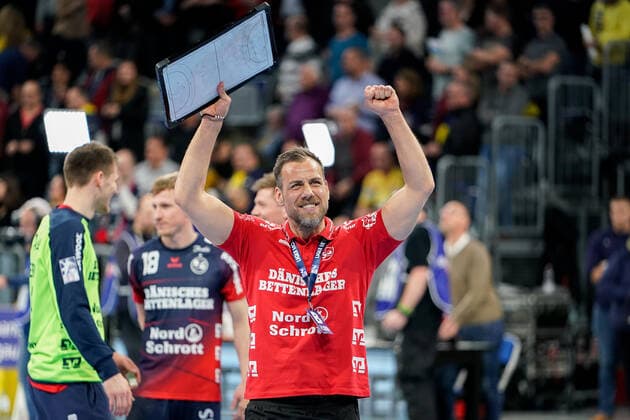 Maik Machulla Coach, Head Coach, Flensburg, Single, Cheers after the final whistle, Victory, Winner, Winner, Cheers, Cheers, joy, optimistic, Highlight, Action, Action, 21 12 2019, Mannheim Germany, Handball, Bundesliga, Rhein Neckar Löwen SG Flensburg Handewitt xozx
