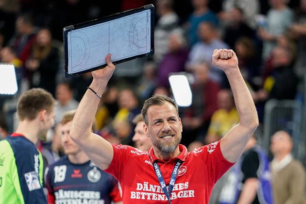Maik Machulla Coach, Head Coach, Flensburg, cheering after the final whistle, victory, winner, winner, cheers, jubilation, joy, optimistic, highlight, single picture, action, action, 21 12 2019, Mannheim Germany , Handball, Bundesliga, Rhein Neckar Löwen SG Flensburg Handewitt xozx