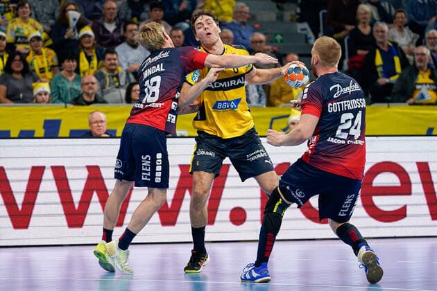 From left to right Magnus Jöndal Flensburg, 18 , Niclas Kirkelokke Kirkelökke, RNL, 6 , Jim Gottfridsson Flensburg, 24 , Duel, duel, tackle, tackling, dynamics, action, action, 21 12 2019, Mannheim Germany , Handball, Bundesliga, Rhein Neckar Löwen SG Flensburg Handewitt xozx