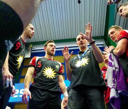 Coach Emir Kurtagic Lübbecke gives instructions , left Dominik Ebner Lübbecke and Jo Gerrit Genz Lübbecke , right Patryk Walczak Lübbecke Handball 2 Liga 2019 20 EHV Aue TuS N Lübbecke 26 26 am 21 12 2019 EHV Aue TuS N Lübbecke