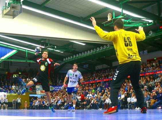 Jens Bechtloff Lübbecke , right goalkeeper Eric Töpfer Aue Handball 2 Liga 2019 20 EHV Aue TuS N Lübbecke 26 26 am 21 12 2019 EHV Aue TuS N Lübbecke
