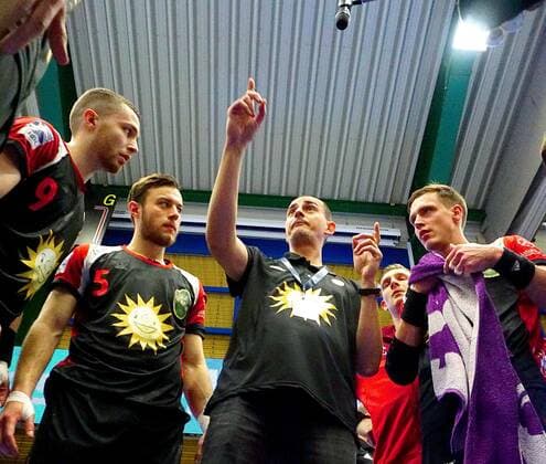 Coach Emir Kurtagic Lübbecke gives instructions , left Dominik Ebner Lübbecke and Jo Gerrit Genz Lübbecke , right Patryk Walczak Lübbecke Handball 2 Liga 2019 20 EHV Aue TuS N Lübbecke 26 26 am 21 12 2019 EHV Aue TuS N Lübbecke