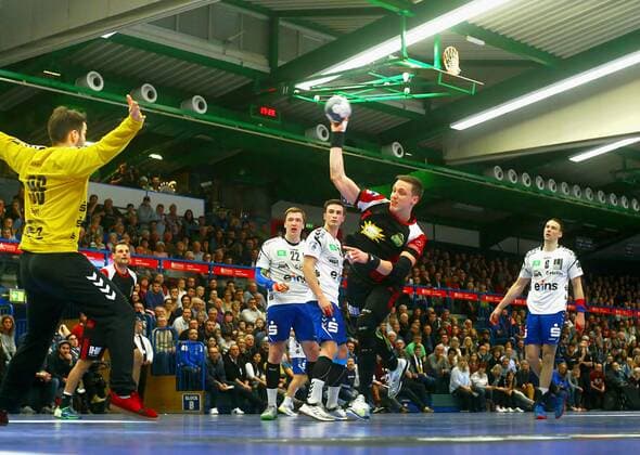 Patryk Walczak Lübbecke overcomes goalkeeper Eric Töpfer Aue his only goal in this game Handball 2 Liga 2019 20 EHV Aue TuS N Lübbecke 26 26 am 21 12 2019 EHV Aue TuS N Lübbecke