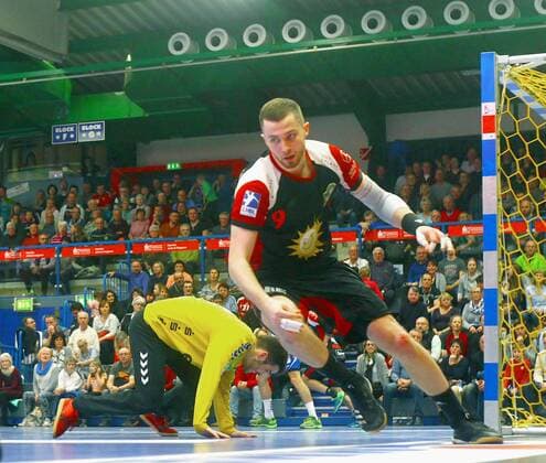 Dominik Ebner Lübbecke turns off after one of his three goals, behind him goalkeeper Eric Töpfer Aue Handball 2 Liga 2019 20 EHV Aue TuS N Lübbecke 26 26 on 21 12 2019 EHV Aue TuS N Lübbecke