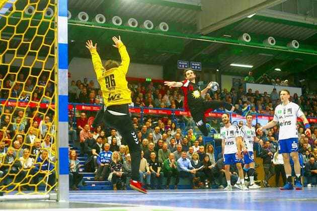 Peter Strosack Lübbecke overcomes goalkeeper Eric Töpfer Aue Handball 2 Liga 2019 20 EHV Aue TuS N Lübbecke 26 26 am 21 12 2019 EHV Aue TuS N Lübbecke