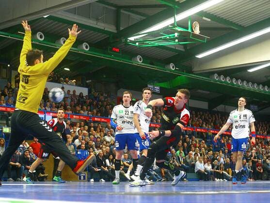 Patryk Walczak Lübbecke overcomes goalkeeper Eric Töpfer Aue Handball 2 Liga 2019 20 EHV Aue TuS N Lübbecke 26 26 am 21 12 2019 EHV Aue TuS N Lübbecke