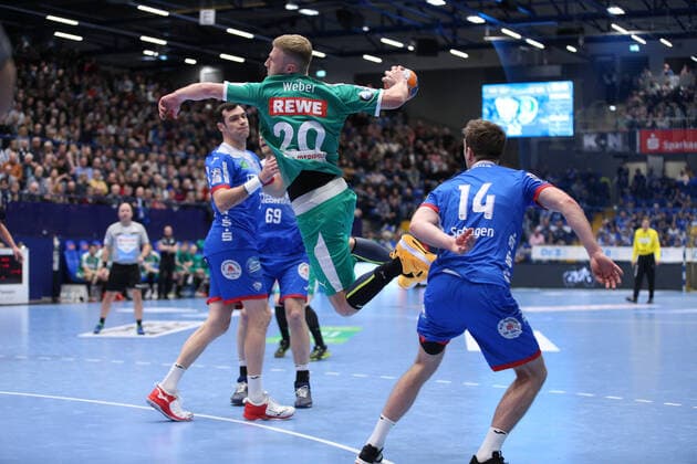 v l Isaias Guardiola TBV Lemgo Lippe 7 , Philipp Weber SC DHfK Leipzig 20 , Bobby Schagen TBV Lemgo Lippe 14 GER, Handball, 1 Bundesliga, TBV Lemgo Lippe against SC DHfK Leipzig, 21 12 2019 Lemgo Copyright: xStrohdiekx Eibner-Pressefotox EP_jsk
