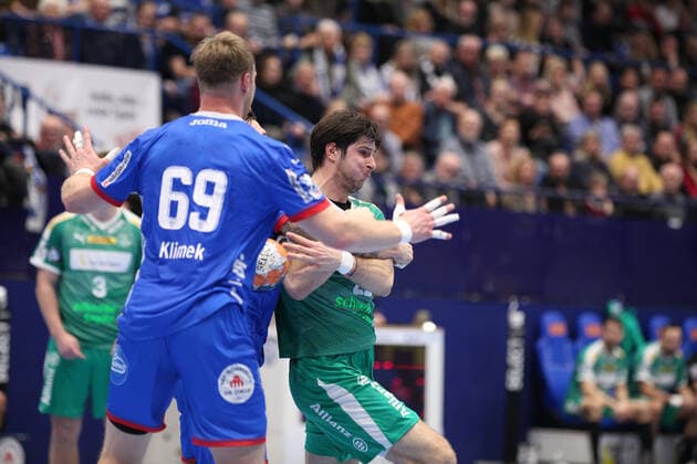 v l Christian Klimek TBV Lemgo Lippe 69 , Isaias Guardiola TBV Lemgo Lippe 7 covered , Marko Mamic SC DHfK Leipzig 22 GER, Handball, 1 Bundesliga, TBV Lemgo Lippe vs. SC DHfK Leipzig, 21 12 2019 Lemgo Copyright: xStrohdiekx Eibner-Pressefotox EP_jsk