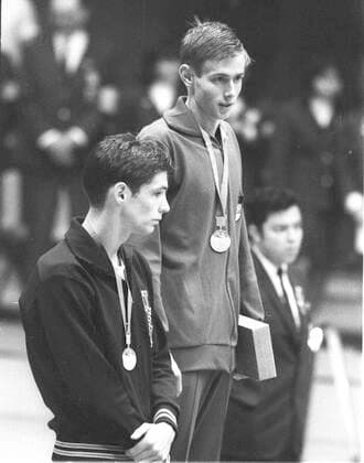 Olympische Spiele 1968 in Mexiko-City. Schwimmen: Siegerehrung 100m Rücken. Roland Matthes (DDR Gold). Vorne: Charles Hickcox (USA Silber). *** Olympic Games 1968 in Mexico City Swimming Award ceremony 100m back Roland Matthes DDR Gold Front Charles Hickcox USA Silver HM