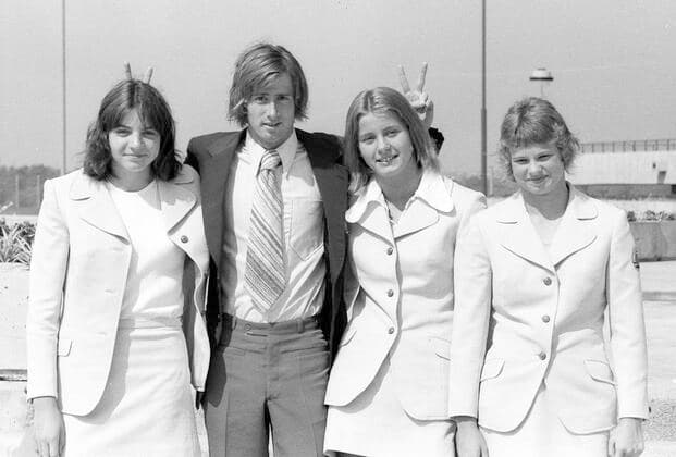 Schwimmen Weltmeisterschaft 1973 in Belgrad Pressekonferenz des DDR-Teams . Roland Matthes macht Scherze mit seinen Teamkolleginnen von links: Angela Franke, Roland Matthes,Kornelia Ender und Ulrike Richter *** 1973 World Swimming Championships in Belgrade Press conference of the GDR team Roland Matthes jokes with his teammates from left Angela Franke, Roland Matthes, Kornelia Ender and Ulrike Richter HM