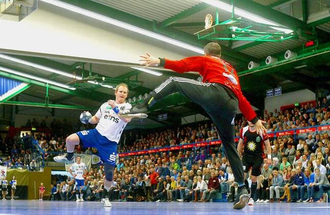 Bengt Bornhorn Aue overcomes goalkeeper Peter Tatai Lübbecke with seven-meter handball 2 League 2019 20 EHV Aue TuS N Lübbecke 26 26 on 21 12 2019 EHV Aue TuS N Lübbecke