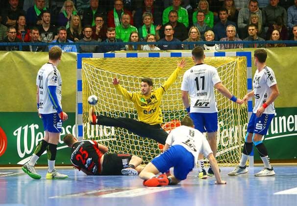 Goalkeeper Eric Töpfer Aue parries the throw of Moritz Schade Lübbecke Handball 2 Liga 2019 20 EHV Aue TuS N Lübbecke 26 26 am 21 12 2019 EHV Aue TuS N Lübbecke