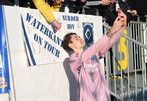 21 12 2019, xblx, Fussball 2 Bundesliga, SV Darmstadt 98 Hamburger SV emspor, v l Adrian Fein Hamburg, HSV, Hamburger SV makes Selfie with fans DFL DFB REGULATIONS PROHIBIT ANY USE OF PHOTOGRAPHS as IMAGE SEQUENCES and or QUASI VIDEO Darmstadt
