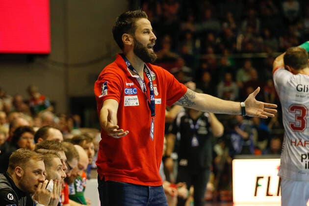 22 12 2019, xgox, Handball Liqui Moly HBL, SC Magdeburg MT Melsungen emspor, v l Bennet Wiegert Magdeburg, coach gives instructions, gesticulates with the arms, gesticulate, gives instructions GETEC Arena