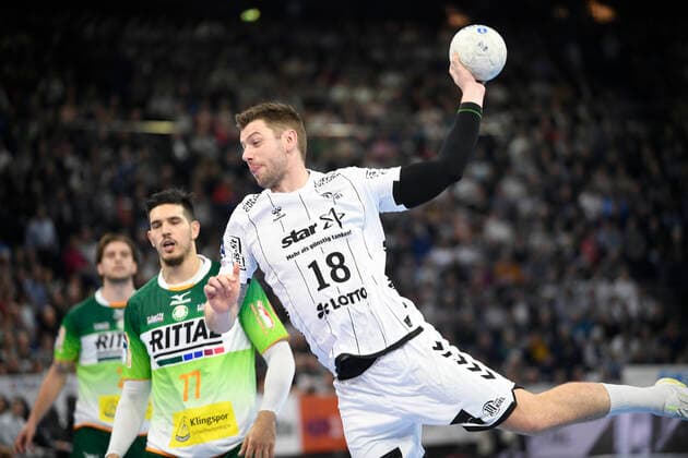 Niclas Ekberg THW Kiel, 18 ahead of Stefan Cavor Wetzlar, 77 , Handball Bundesliga, Liqui Moly HBL, Men, 18 Matchday, THW Kiel vs HSG Wetzlar, 22 12 19 Kiel Sparkassen Arena Schleswig Holstein Germany