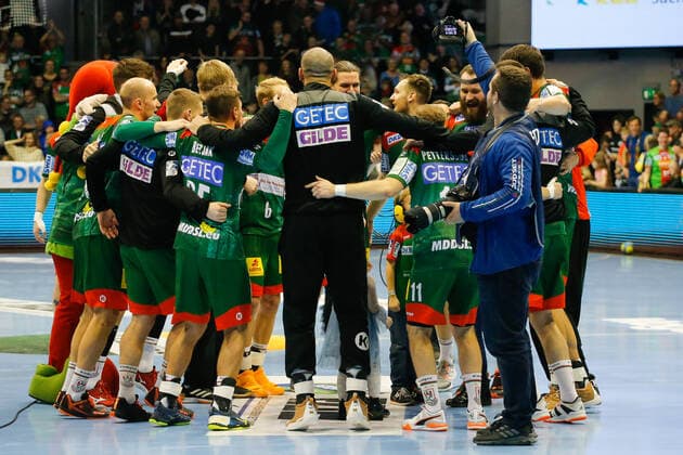 22 12 2019, xgox, Handball Liqui Moly HBL, SC Magdeburg MT Melsungen emspor, v l Magdeburg Cheering for the victory, cheering after the end of the game GETEC Arena