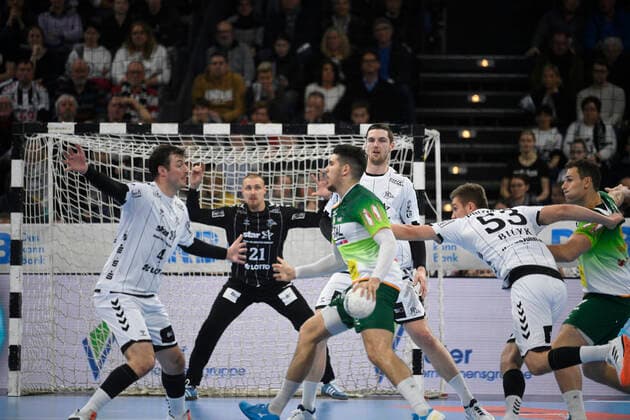Stefan Cavor Wetzlar, 77 in front of THW Defence, Handball Bundesliga, Liqui Moly HBL, Men, 18 Matchday, THW Kiel vs HSG Wetzlar, 22 12 19 Kiel Sparkassen Arena Schleswig Holstein Germany