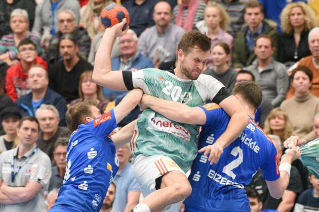 Fabian Boehm TSV Hannover Burgdorf 20 against Gregor Thomann HBW Balingen Weilstetten 8 and Rene Zobel HBW Balingen Weilstetten 2 Handball, Men, DKB , LIQUI MOLY Handball Bundesliga, 22 12 2019, Photo TBaur Eibner HBW Balingen Weilstetten vs TSV Hannover Burgdorf Balingen Copyright: xBaur xEibner-Pressefotox EP_Toba